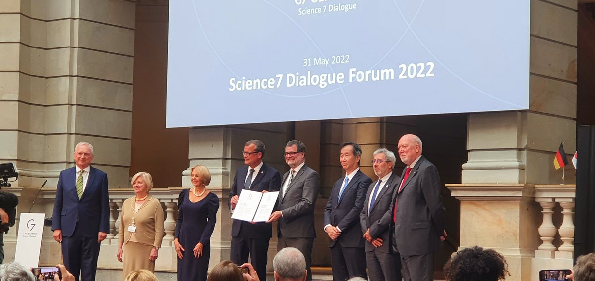 #Leopoldina heute in Berlin: Kanzleramtschef Wolfgang Schmidt nimmt Empfehlungen der Wissenschaft für den Gipfel der #G7 entgegen. Er vertritt #OlafScholz. Dieser sei verhindert, sagt Schmidt, der #UkraineKrieg beeinflusse die Agenda des Kanzlers. #Klimawandel #Klimakrise