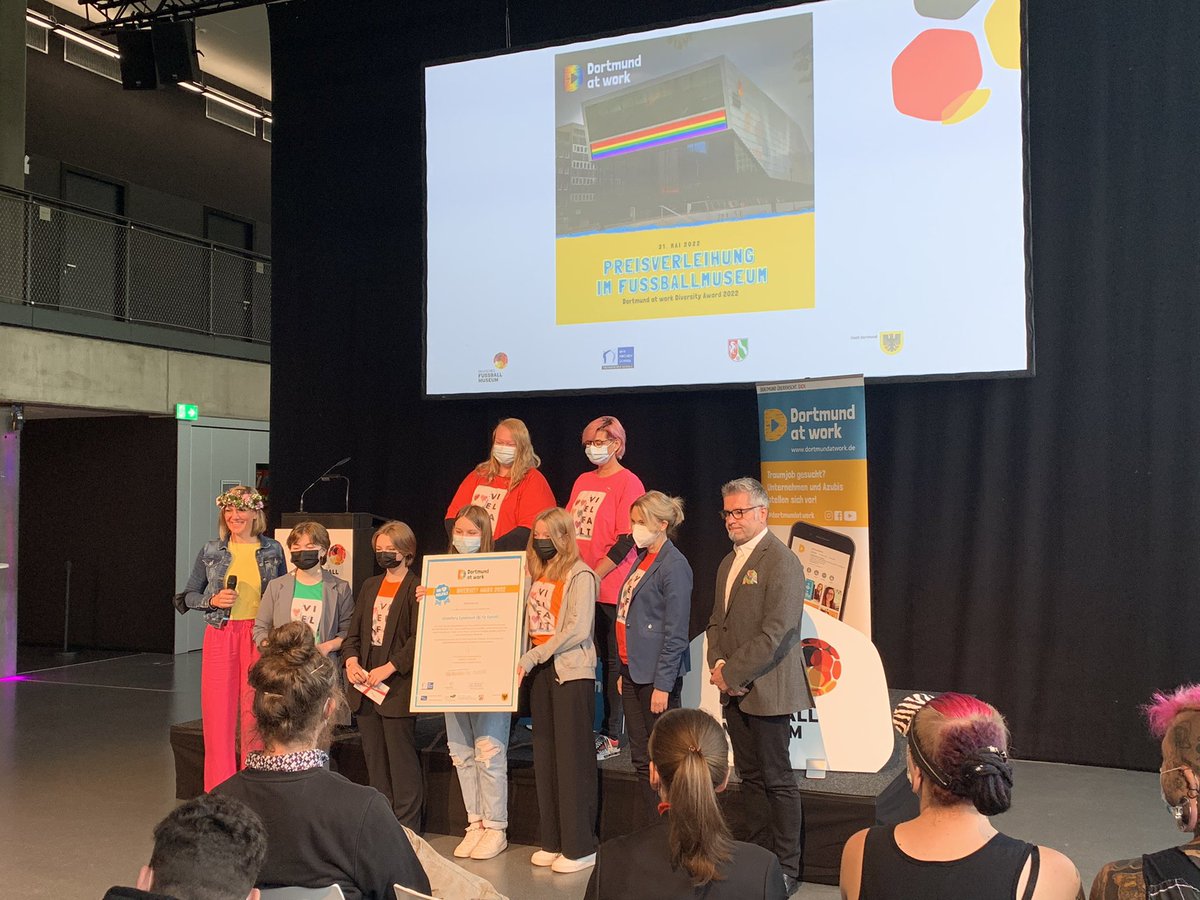 StadtwerkeDO's tweet photo. Die 21-Gruppe gratuliert allen Preisträger*innen des #Diversity Awards im Rahmen von #dortmundatwork - dem Heisenberg-Gymnasium, der Paul-Dohrmann-Schule (beide 3. Platz), dem Heinrich-Heine-Gymnasium (2.) und der Albert-Schweitzer-Realschule (1.).
#DiversityTag @stadtdortmund https://t.co/KvyKnv26VL