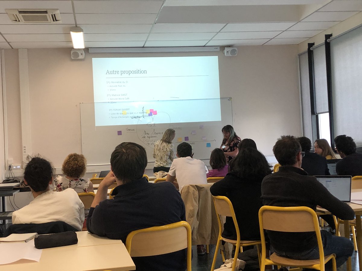 Ça travaille bien à l’atelier collaboratif « enseigner les SI » qui a attiré beaucoup de monde à #Inforsid2022 animé par Nathalie Vallès-Parlangeau  <a href="/InforsidCongres/">Inforsid</a>