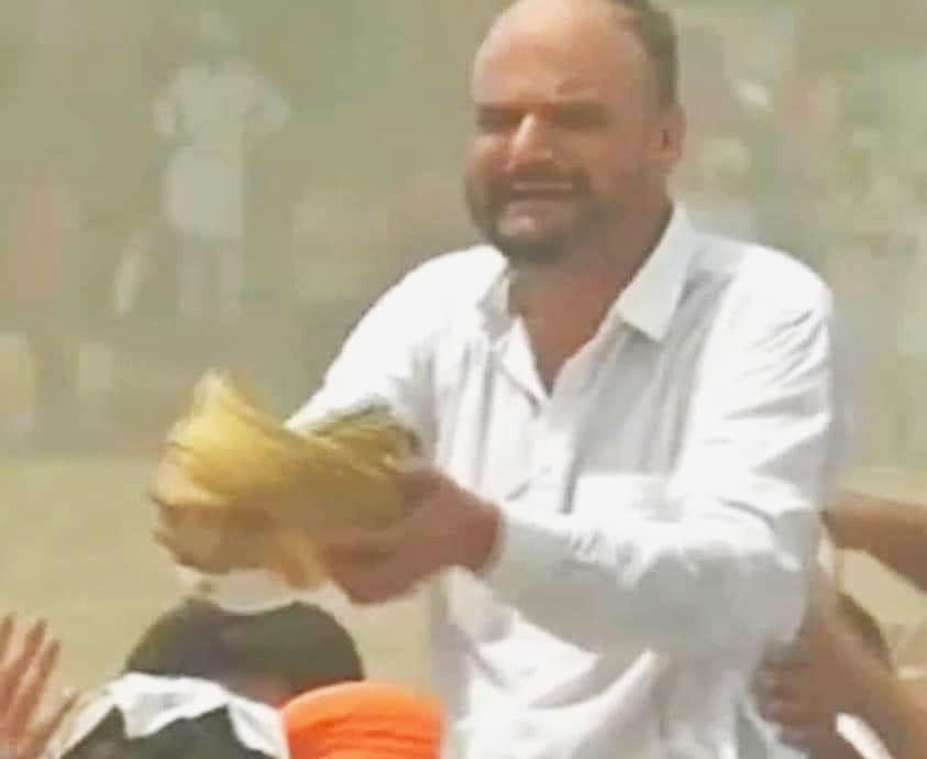 AnkitChamba's tweet image. अगर ये तस्वीर भी #BhagwantMann को सुरक्षा हटाने के अपने फैसले और #AamAadmiParty को अपने घटिया प्रचार के लिए शर्मिंदा नही करती, तो लानत है..

आज पंजाब समेत पूरा देश @sidhumoosewalai के पिता के इस दर्द के सामने शर्मिंदा है 💔💔