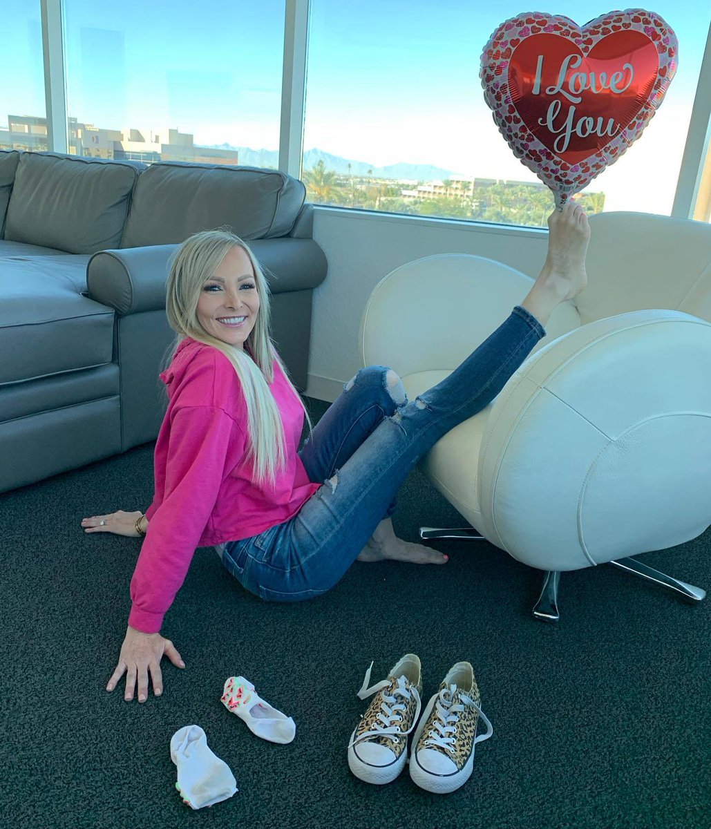 Celebrities&Balloons on X: The American TV host Kyle Unfug♥️🎈#kyleunfug  #americangirl #blondegirl #casualoutfit #converse #shoesoff #sockslover  #feetloversonly #iloveyou #balloons t.coc627XsS2e9  X