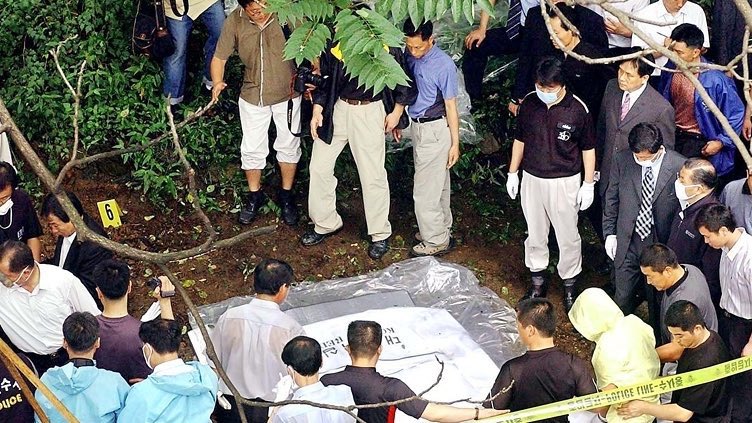 lolitascak3's tweet image. เธรดนี้จะมาเล่าเรื่องของฆาตกรต่อเนื่องที่น่ากลัวที่สุดในประวัติศาสตร์เกาหลี เป็นฆาตกรที่เป็นศูนย์รวมความสยอง ทั้งลงมือฆ่าคนหลายสิบคน ฆ่าหมา หั่นศพ ข่มขืน ฯลฯ แถมเอาเนื้อและเครื่องในเหยื่อมากินอีก ที่สำคัญดันไม่ใช่ตำรวจแต่เป็นประชาชนที่ดักจับฆาตกรได้เอง (มีต่อในเมนชั่น)