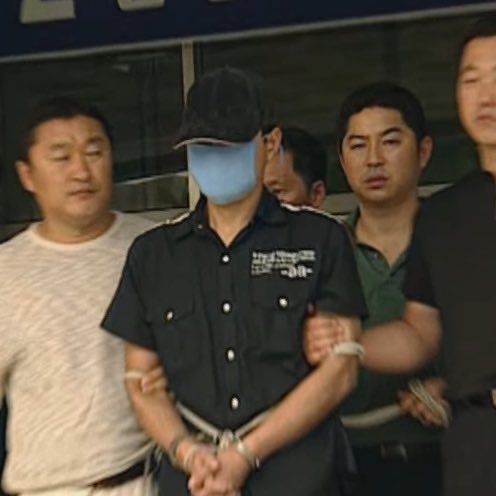 lolitascak3's tweet image. เธรดนี้จะมาเล่าเรื่องของฆาตกรต่อเนื่องที่น่ากลัวที่สุดในประวัติศาสตร์เกาหลี เป็นฆาตกรที่เป็นศูนย์รวมความสยอง ทั้งลงมือฆ่าคนหลายสิบคน ฆ่าหมา หั่นศพ ข่มขืน ฯลฯ แถมเอาเนื้อและเครื่องในเหยื่อมากินอีก ที่สำคัญดันไม่ใช่ตำรวจแต่เป็นประชาชนที่ดักจับฆาตกรได้เอง (มีต่อในเมนชั่น)