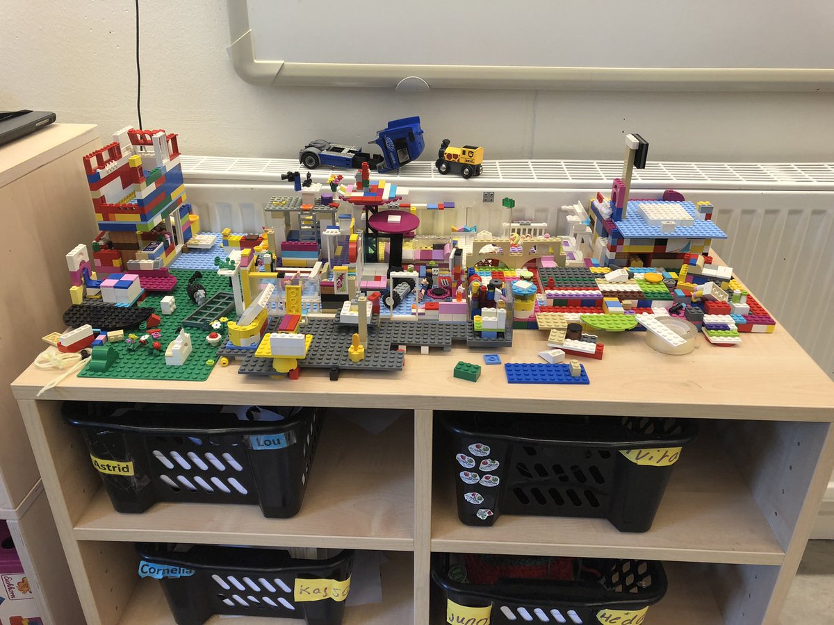 mxorto's tweet image. Fritidshem is a leisure center inside the school, but not just childcare. It does have its own curriculum as well. It runs up to 3rd grade and turns into a club till grade 6. #conciliaciófamiliar  #MCAEA #MCTATEE #Aprendrealescolaqueaprèn