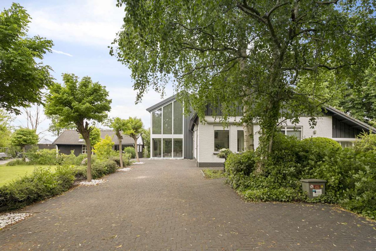 Op prachtige kavel van maar liefst 2220m², door groen omringd, vrijstaande woning met  kantoorruimte! Julianaweg 2a, 't Veld. 
Woon/werk oppervlakte 236 m², eindeloze mogelijkheden om de extra ruimte te benutten. ☎️0226-315341 of ☎️072-511350
riddermakelaars.nl/woningen/hensb…