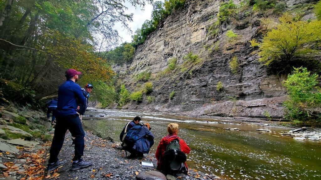stratigraphix's tweet photo. Gorgeous fall foliage, lakeside outcrops, and waterfalls at every-scale, what's not to love about our shale field trip to the Marcellus and Utica led by Randy Blood: https://t.co/0lj2UkwQmw

#geology #shale #mudrocks #geologyfieldtrips #utica #marcellus https://t.co/TQJ9WdVkmP