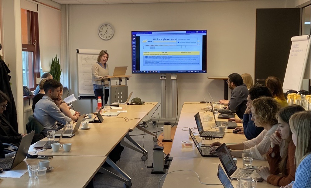 Welche politischen Maßnahmen unterstützen Energie-Gemeinschaften? 
Auf dem Projekttreffen von #GRETA in #Delft bei #TNO, stellte unsere Kollegin Anne Kantel vor, dass unser Forschungsarbeiten dazu diesen Monat beginnen. Stay tuned! 🤓🔜
Zum GRETA Projekt ➡️projectgreta.eu