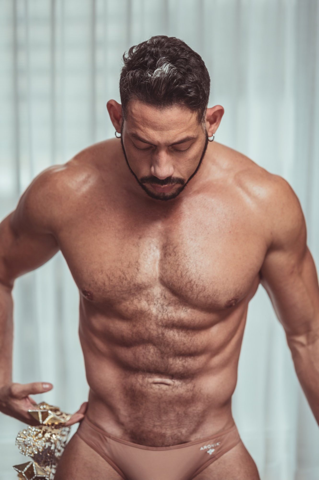 ???

? @trevorbmen 

#picoftheday #shooting #posing #sexy #sexymen #gay #gaymen #king #crown #gold https://t