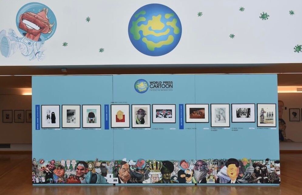 Una nueva edicion del certamen de dibujo editorial y humor que mide lo mejor del cartoon social, conoce los ganadores del World Press Cartoon 2022. Fotos del World Cartoon Press 2022 por uno de los premiados, el artista Bacteria de Colombia