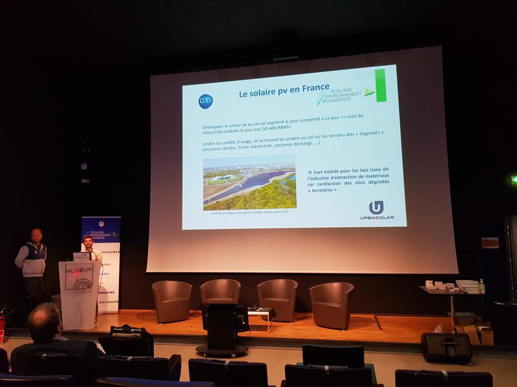 @JCucheFish de l'@EDB_Lab collabore avec la société URBASOLAR pour le projet SOLAKE (financé par @OFBiodiversite et @ademe) visant à étudier l'impact des centrales photovoltaïques flottantes sur des plans d'eau, technologie innovante dans la production d’énergie renouvelable 🔃