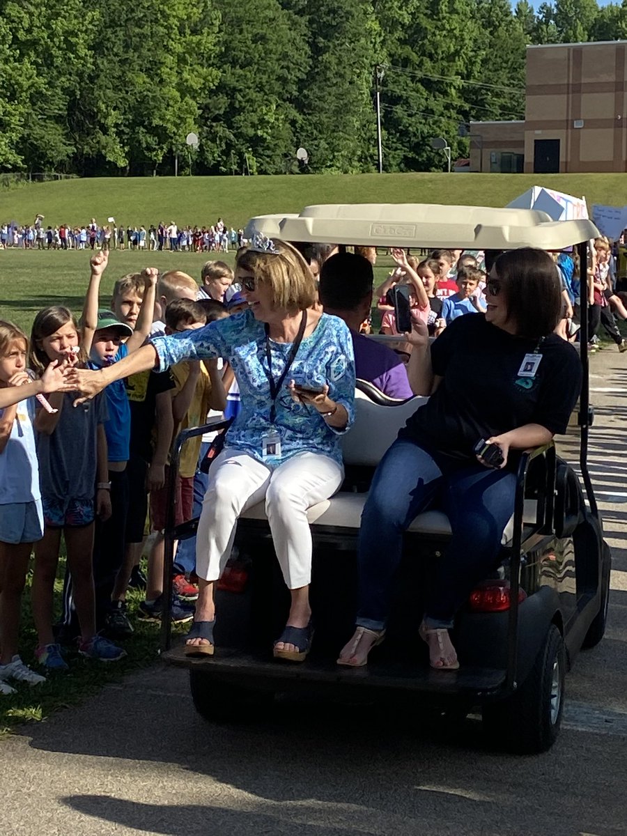 JFicklingJan's tweet photo. Wow! Talk about surprises! This Principal’s heart is full! I can’t believe they pulled off a special parade in honor of my retirement…11 years with our fabulous Mustangs! #mesHEART @Midway_Mustangs @LexingtonOne https://t.co/akIycs4Ai3