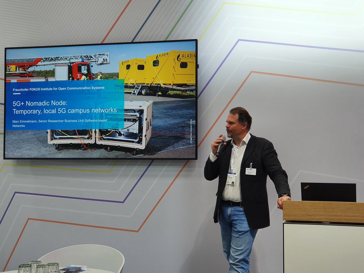 fraunhoferfokus's tweet photo. Wie funktioniert unser #5G+ Nomadic Node für temporäre, private Netze? Marc Emmelmann aus unserem Geschäftsbereich Software-based Networks erklärt es gerade auf der @hannover_messe in der Vortragsreihe #WeKnow5G: ➡️ https://t.co/EXdPXABv0j #HM22 https://t.co/1PQdCLgAcn
