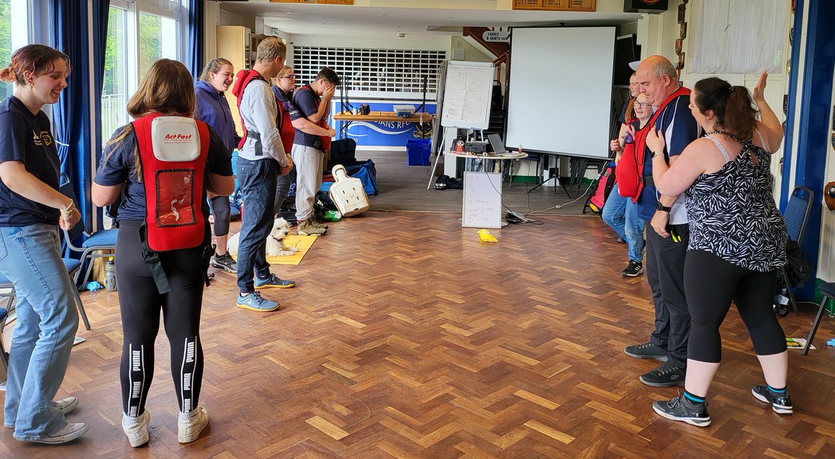 Great supporting coaches, volunteers &amp; players <a href="/Oakmeadiansrfc1/">Oakmeadiansrfcofficial</a> on Pitchside First Aid &amp; EFAW qualifications with <a href="/LifelineTrg/">Lifeline Training</a> to create safer environments. Lots of great knowledge &amp; skills. Developing the person and not just the player.