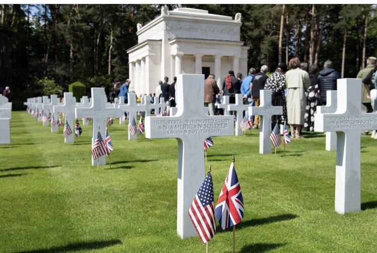 501CSW's tweet image. "As we express our gratitude, we must never forget that the highest appreciation is not to utter words, but to live by them." ~ John F. Kennedy

📸 Senior Airman Jennifer Zima

#WeRemember #MemorialDay #LightTheWay #pathfinder