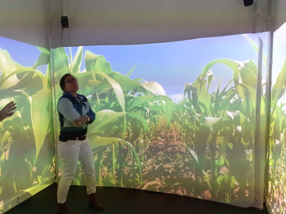 sabrinahammami7's tweet photo. Le #caaee en Visite de la cabine immersive de #thelabinthebag. #innovation #hautsdeseine #projets #education @acversailles nos #5sens en éveil devant ces belles possibilités! https://t.co/4p9iT4xfU9