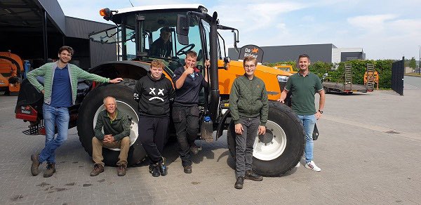 Vanmorgen hebben 4 leerlingen van Beekdal school voor voortgezet speciaal onderwijs in Amersfoort een bezoek gebracht aan De Ridder. Zij hebben met hun eigen gekweekte planten onze plantenbakken opgefleurd, hagen gesnoeid en het examen hagen snoeien voltooid.