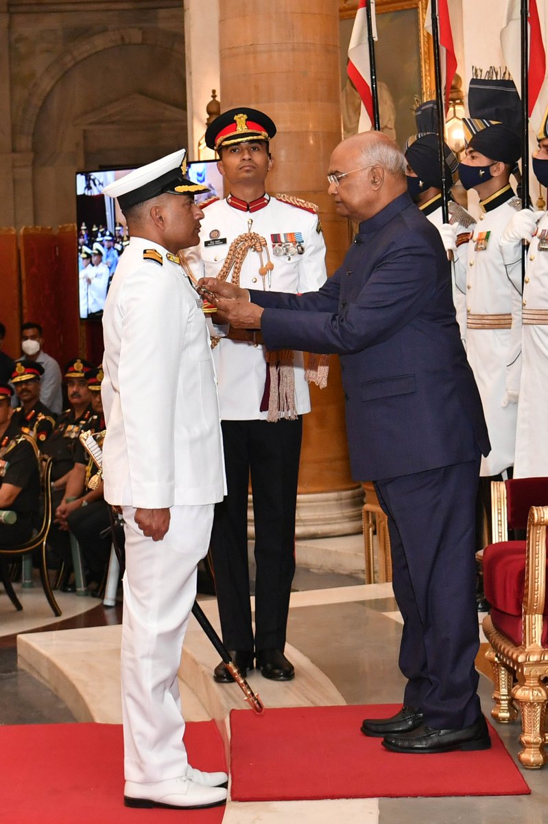 President Kovind presents Shaurya Chakra to Captain Sachin Reuben Sequeira. During the cyclonic storm Tauktae, he displayed extraordinary leadership and professionalism, and led the search and rescue operations as Commanding Officer of INS Kochi.
