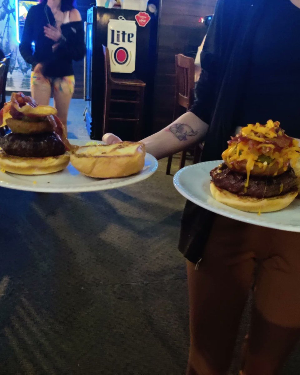 SouthportRawBar's tweet photo. #mondaymotivation walking in last night I saw 2 of the Best Looking #burgers🍔 being taken to a table. Well me had to have one. Spot on!!!!!
#fortlauderdale #livemusic #rawbar #damngoodburger https://t.co/0Nw5bVzfVD