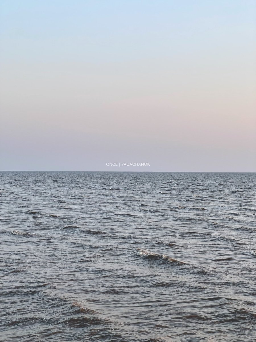 oncepage's tweet image. เราต่างก็มีความคิดถึง
ซึ่งอาจก่อตัวขึ้นได้ตามธรรมชาติ

ระยะเวลาที่ยาวนานขึ้น
ไม่ได้การันตีว่าความคิดถึงจะไม่วนกลับมา 
มีเพียงตัวเราที่จัดการความรู้สึกได้ดีขึ้น 
เมื่อใช้ระยะเวลาพอสมควร

หวังว่าครั้งนี้ เราจะคิดถึงเธอ
โดยไม่ปะปนไปด้วยความรู้สึกเศร้า 
เพราะเราคิดถึงเธอเสมอ

🌊