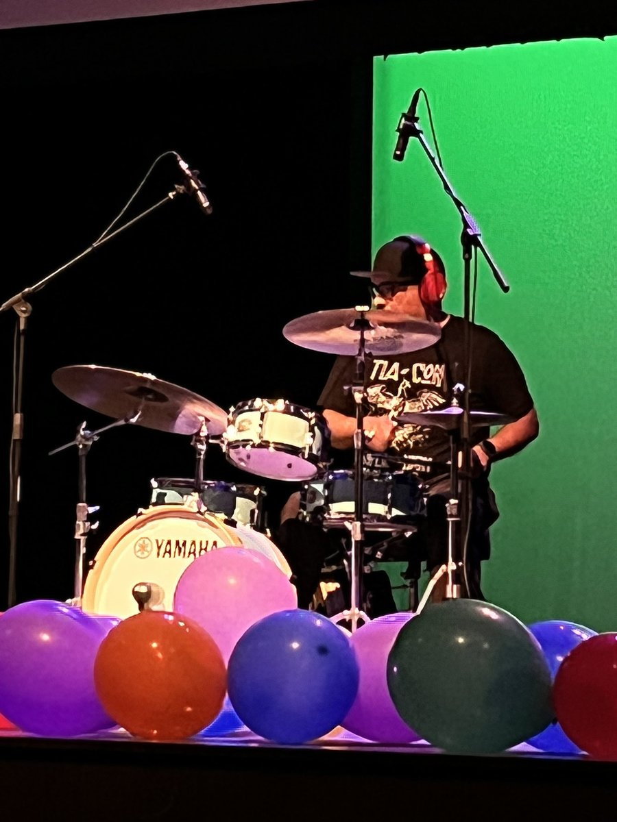 Our keynote speaker <a href="/ClaudioZavalaJr/">૮ℓαµ∂เσ ƶαѵαℓα ʝ૨.</a> is getting us energized for learning! #tiacon22