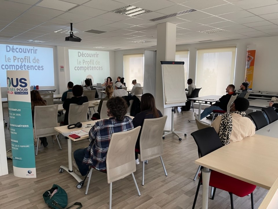 🎯Pour le retour à l'emploi des jeunes, présentation de l'offre de services @ML_Mantois78 en partenariat avec @poleemploi_IDF #Mantes
👏bravo pour ce travail et cette synergie entre nos équipes
#1jeune1solution
#TeamPEIDF