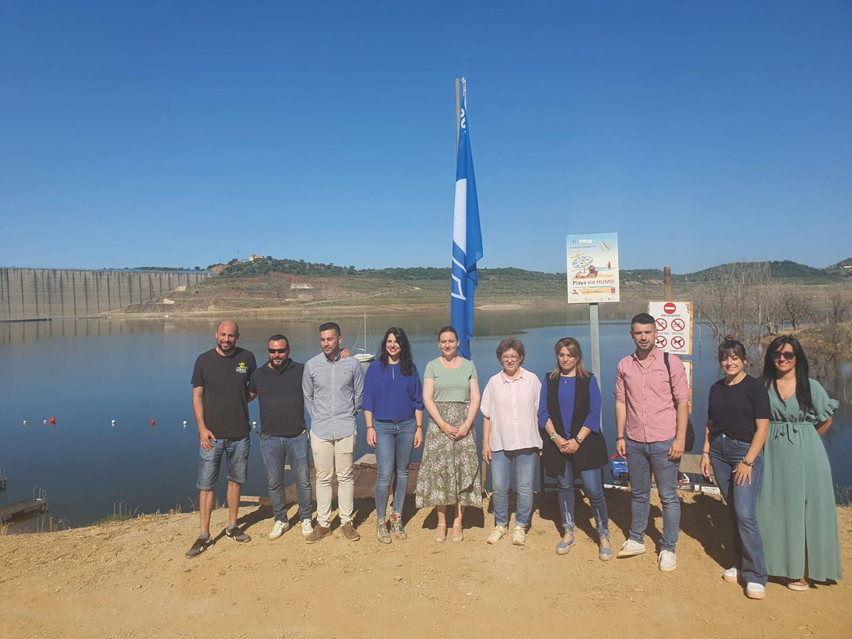 TurismoAND's tweet photo. 🌊La 1ª Bandera Azul de #Córdoba ondea ya en la playa del pantano de La Breña.🔝

📌DG @Marian_Adan_Paz ha asistido al izado junto a DT en #Córdoba @Purijoyera y la alcaldesa de Almodóvar del Río.

☝🏻 Es ya un referente para el baño estival y ocio recreativo.

💙 #BanderasAzulAND https://t.co/0xpX4BvRA8