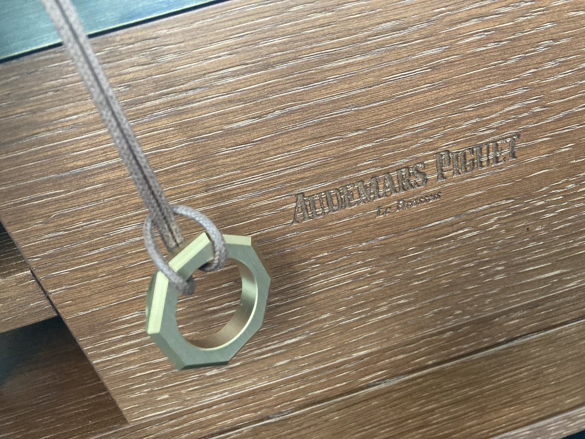 rurirurim's tweet photo. 21_21で何かやっていないかな、と思って調べたらギャラリー3でオーデマピケのイベントが。展示に加えてワークショップもあり、職人の方に教えて頂きながら360°機械で削って円を描くのと、320のサンドペーパーでヘアラインを作るのを体験。ストラップ付きけて持ち帰れるお土産に。#RO50 #AP https://t.co/U98YvtEsBh