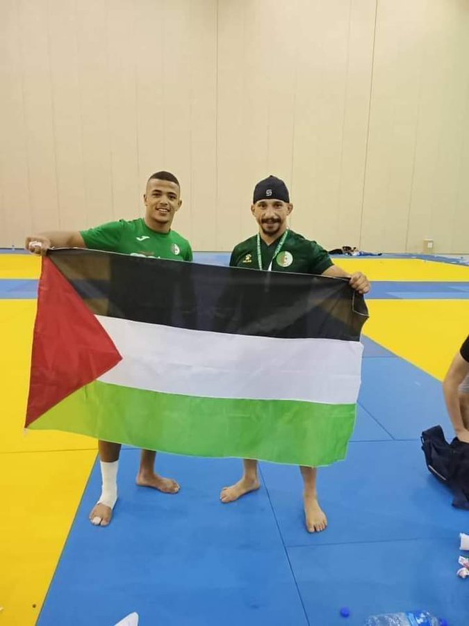 لاعبا الجودو الجزائريان هود زرداني وإدريس مسعود يرفعان العلم الفلسطيني خلال بطولة إفريقيا للجودو 2022 .
كل التحية لشعب الجزائر 💚
