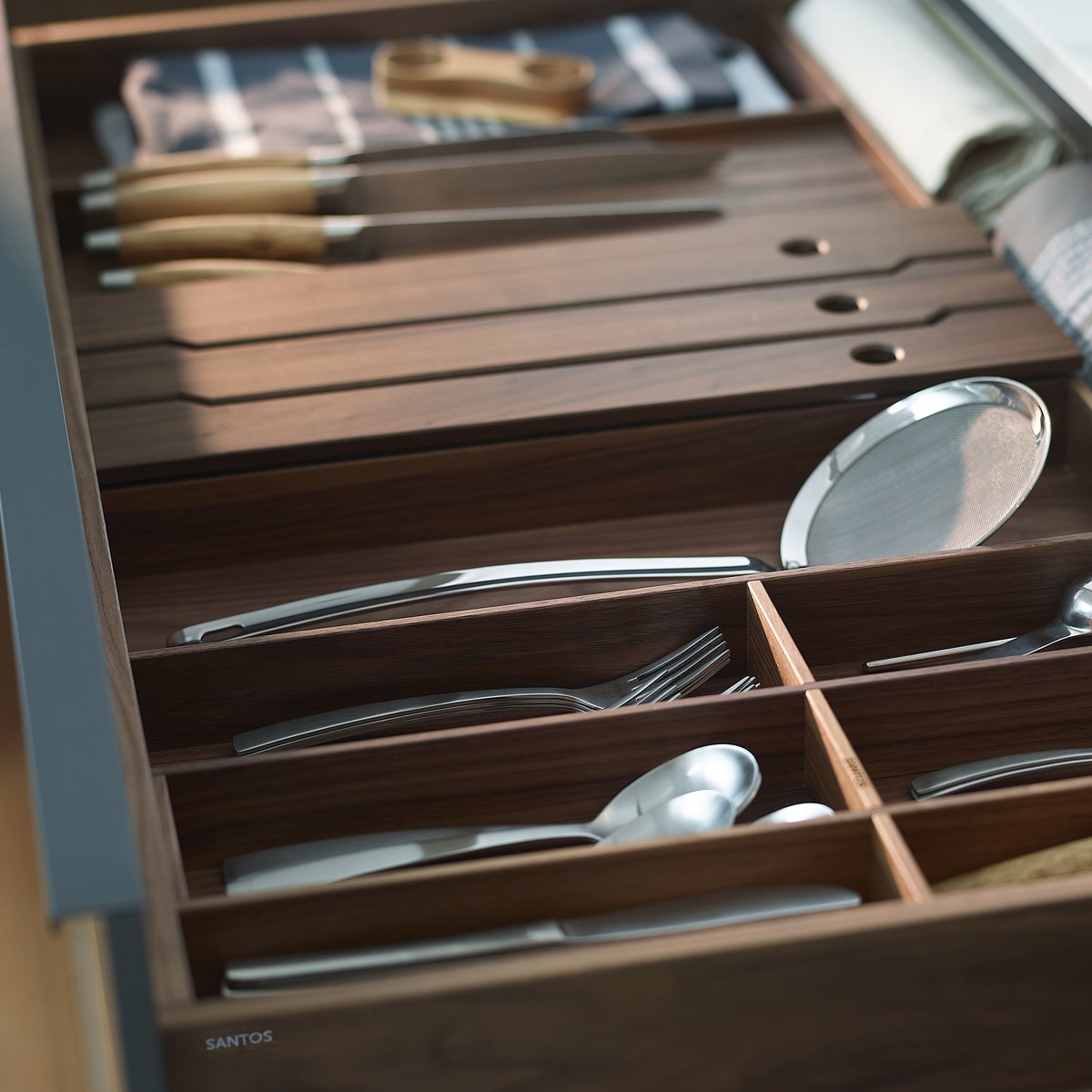 Nuevo accesorio portarrollos |  Es una de las novedades 2022 de #cocinasSantos. Un complemento para el cajón con el que tendrás el papel de aluminio, el papel de horno y el papel film siempre organizados y al alcance de la mano 👌