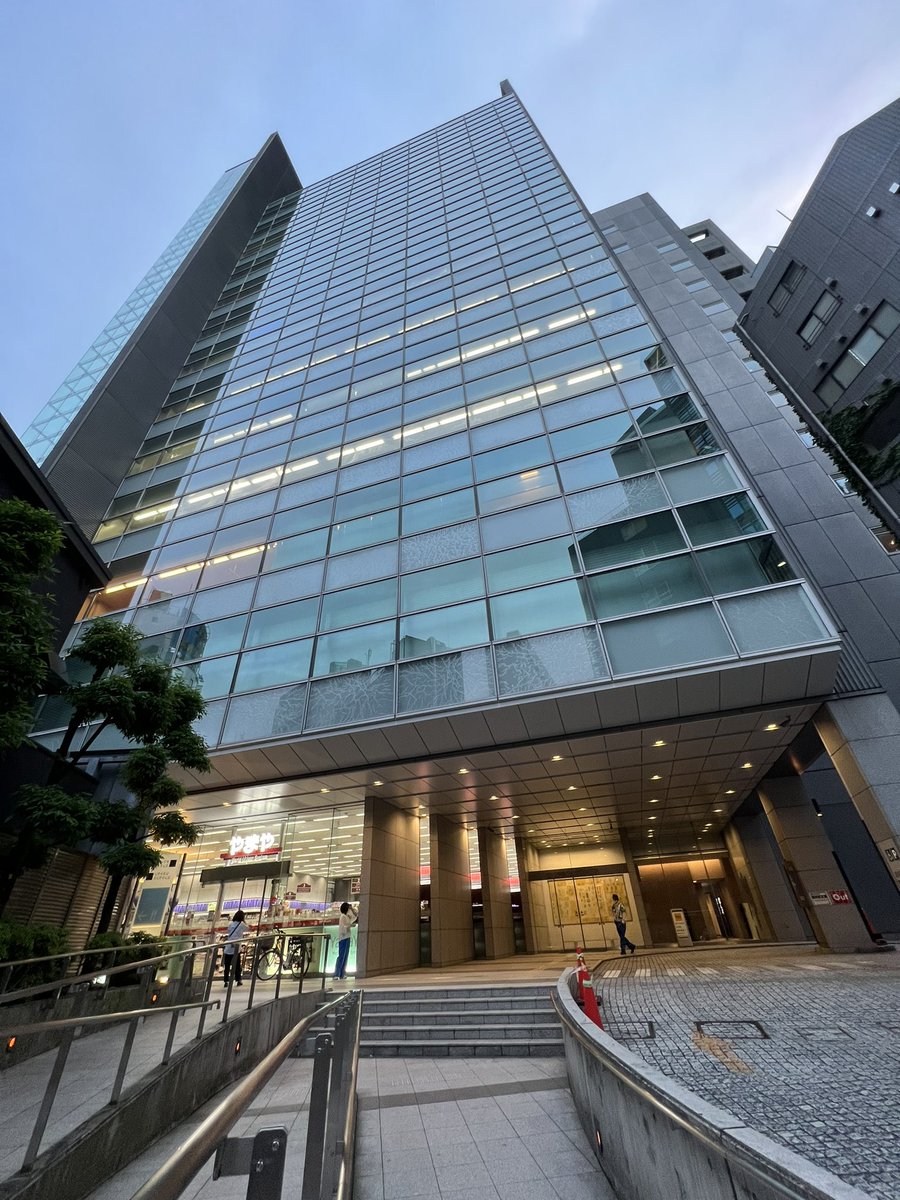 34ro's tweet photo. 6年働いた会社の最終出社DONE。6年前と今のオフィス。 https://t.co/jyODXPMNlR