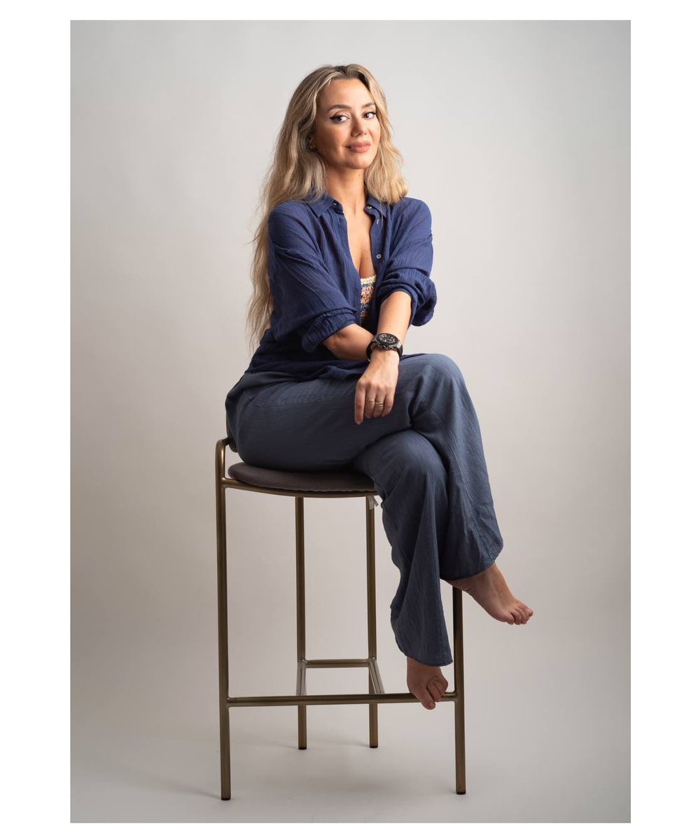 “Each artwork will feature different gates, props and backgrounds in completely randomized order that will be generated after the NFT is minted. The gates are my recreations of iconic gates  while the props in BnW are inspired by the vivid terminology used in the crypto world.”