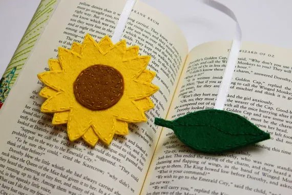 CosyCottage_'s tweet photo. Our sunflower bookmark is sure to brighten someone's day, a lovely pick-me-up gift 🌻 https://t.co/q5kLtK8bOW #elevenseshour https://t.co/ZdPNl1Mtsb