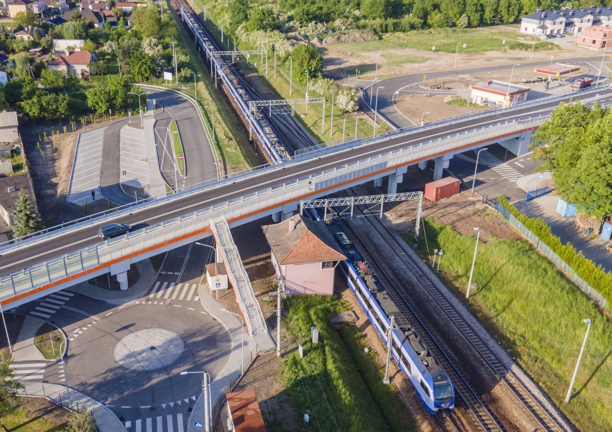 PKP_PLK_SA's tweet photo. #Łódzkie. Nowe bezkolizyjne skrzyżowania zwiększają #bezpieczeństwo na kolei i drogach. Lepszą komunikację i sprawne przejazdy zapewnia już wiadukt w #Skierniewice. Na trasie #Koluszki - #Łódź prace przygotowawcze do budowy przepraw pod torami w #Andrespol i #Gałków. #FunduszeUE https://t.co/QN4chfHKsQ