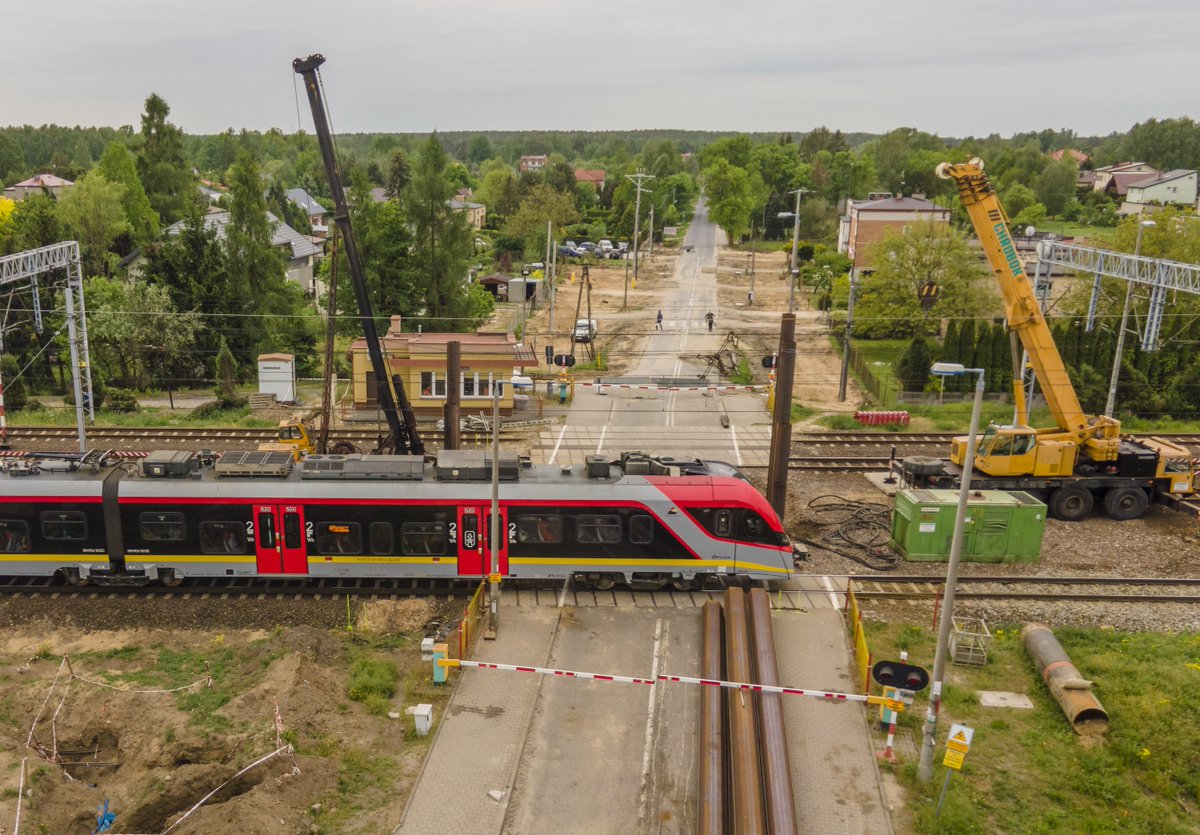 PKP_PLK_SA's tweet photo. #Łódzkie. Nowe bezkolizyjne skrzyżowania zwiększają #bezpieczeństwo na kolei i drogach. Lepszą komunikację i sprawne przejazdy zapewnia już wiadukt w #Skierniewice. Na trasie #Koluszki - #Łódź prace przygotowawcze do budowy przepraw pod torami w #Andrespol i #Gałków. #FunduszeUE https://t.co/QN4chfHKsQ