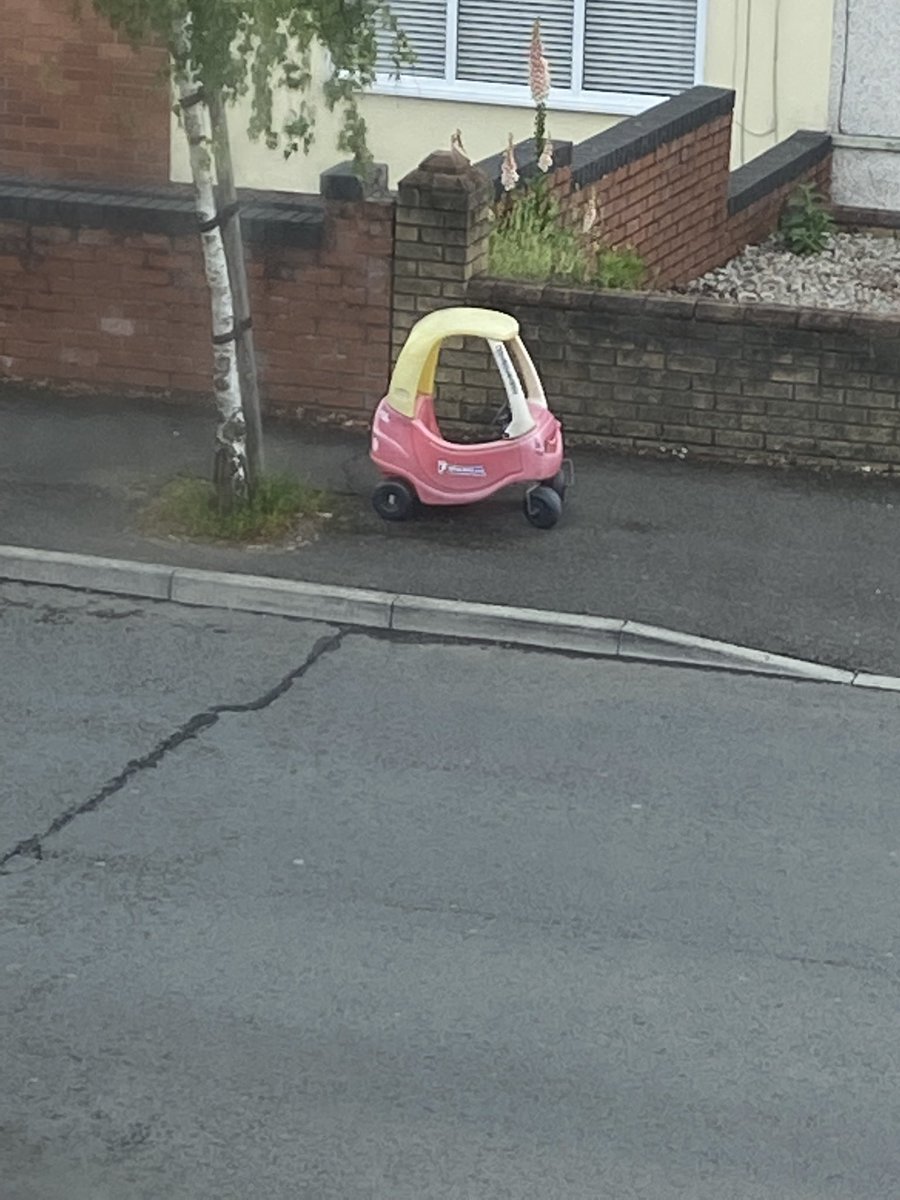 Minigal123's tweet photo. @cardiffcouncil good morning some lovely person has dumped this in our street CF33JW can you please get someone to take away 👍🏽 https://t.co/NvZjFilJuZ
