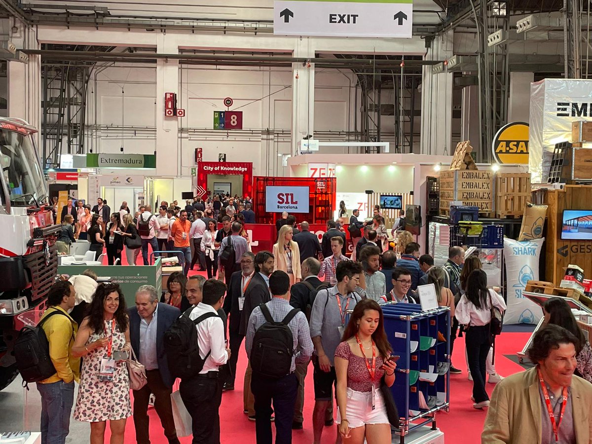 ZALportBCN's tweet photo. 📢Interessant col·loqui sobre la importància de la #logística en la gestió de l'ajuda per a #Ucraïna sota el nom: "Hub logístic #humanitari per l'ajuda a Ucraïna".
Participen🤝@BancAlimentsBcn, @openarms_fund, @CoordinadoraBCN i el @portdebarcelona. https://t.co/bxL5j8nK08