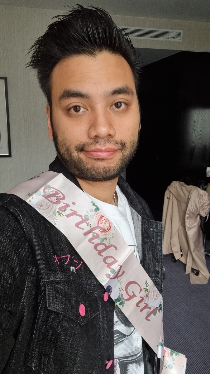 GiggukAZ's tweet photo. It's my birthday today. Sydney wanted everyone to know so she got me this. https://t.co/fGbewJmEj5
