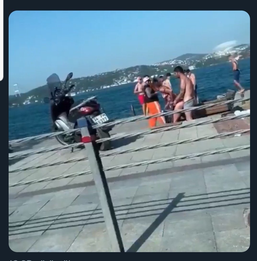 medyaboru's tweet photo. İstanbul-Bebek sahili. Çırılçıplak güneşlenen ya da çiftleşen hayvanlar. Türk Milleti sahillere inip hayvan terbiyeciliğine mi başlasın? Ne yapalım? https://t.co/ylBexYJzX7