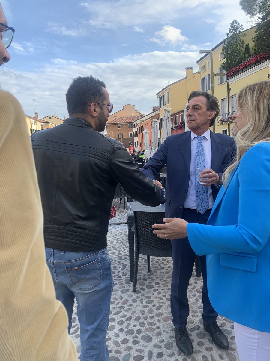 davidedavlor's tweet photo. Altre immagini del lavoro della commissione. Attesa per le pizzette e conseguenti complimenti al sindaco per la scelta del prosecco.
#cpiae #aperitivoelettorale #padova
@zdizoro @welikeduel @Pennacchiiiii https://t.co/o3fNhTHzhz