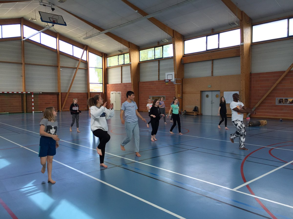 unss50's tweet photo. 💃🤹‍♂️ Le 11 mai dernier, le collège La Vanlée de Bréhal accueillait les « Ateliers Fêtes de la DANSE » où 40 jeunes ont participé aux sessions de danse africaine, arts du cirque et claquettes. Bravo aux profs d’EPS pour l’organisation de cet après-midi convivial et de partage ! 👏 https://t.co/qoSM8aNG5K