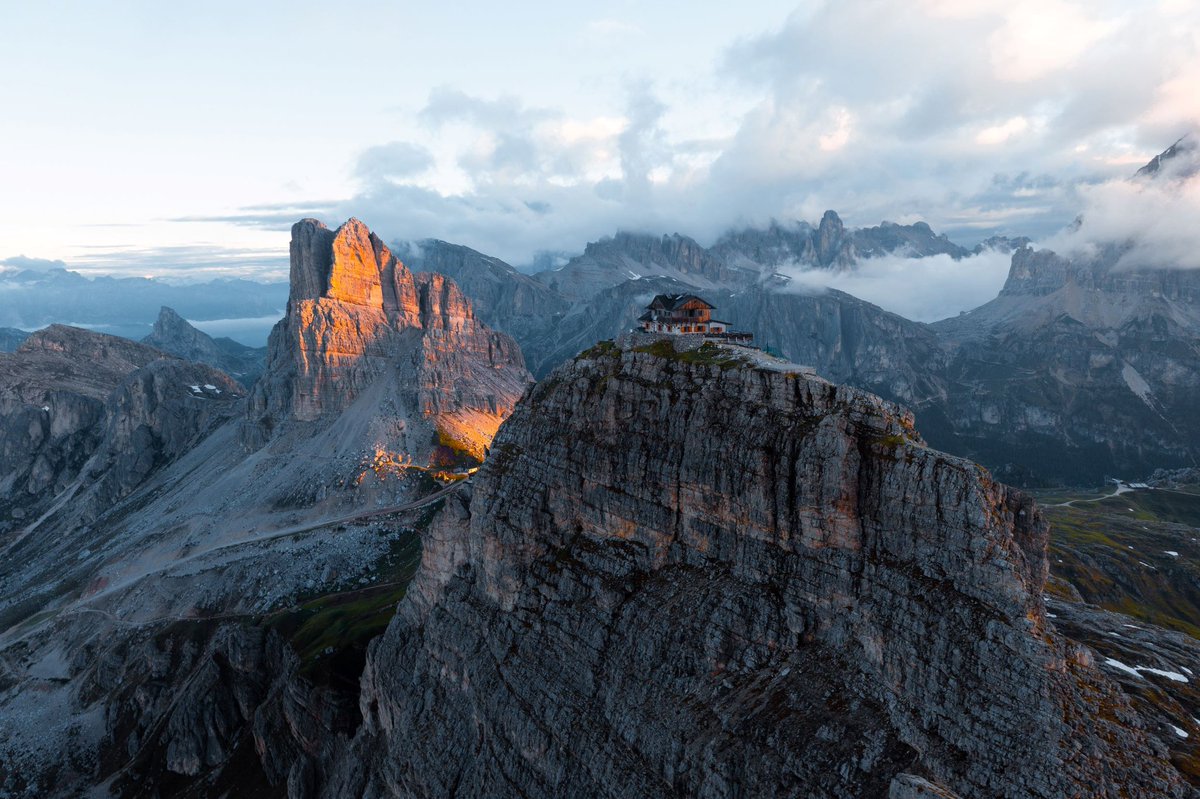 The most #antique🏔
Opened in 1883, it was destroyed during the First World War, then rebuilt as Rifugio Nuvolau. In 2021, the CAI entrusted the management of the Nuvolau Refuge to Emma Menardi, a young Cortina native ready to breathe new life into Cortina's oldest refuge. ✨