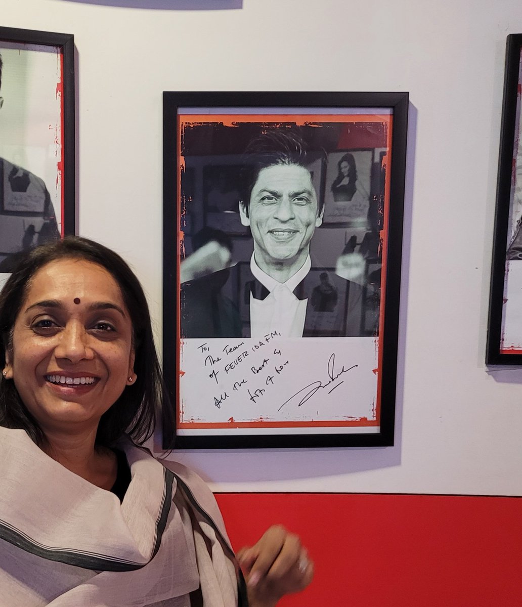 sudhamenon2006's tweet photo. Added bonus of being interviewed by radio's boss man @HrishiKay is this chance meeting with @iamsrk.
#forevercrush
#fangirl https://t.co/ZOpT8gBWH8