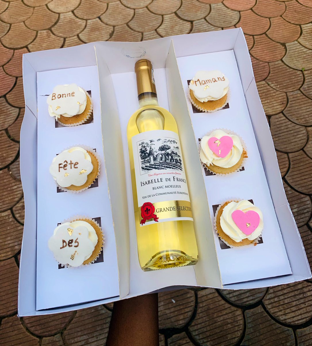 delicious237's tweet photo. About Mother’s Day🥰 box de cupcakes et vin blanc moelleux https://t.co/o0riLL1jRc