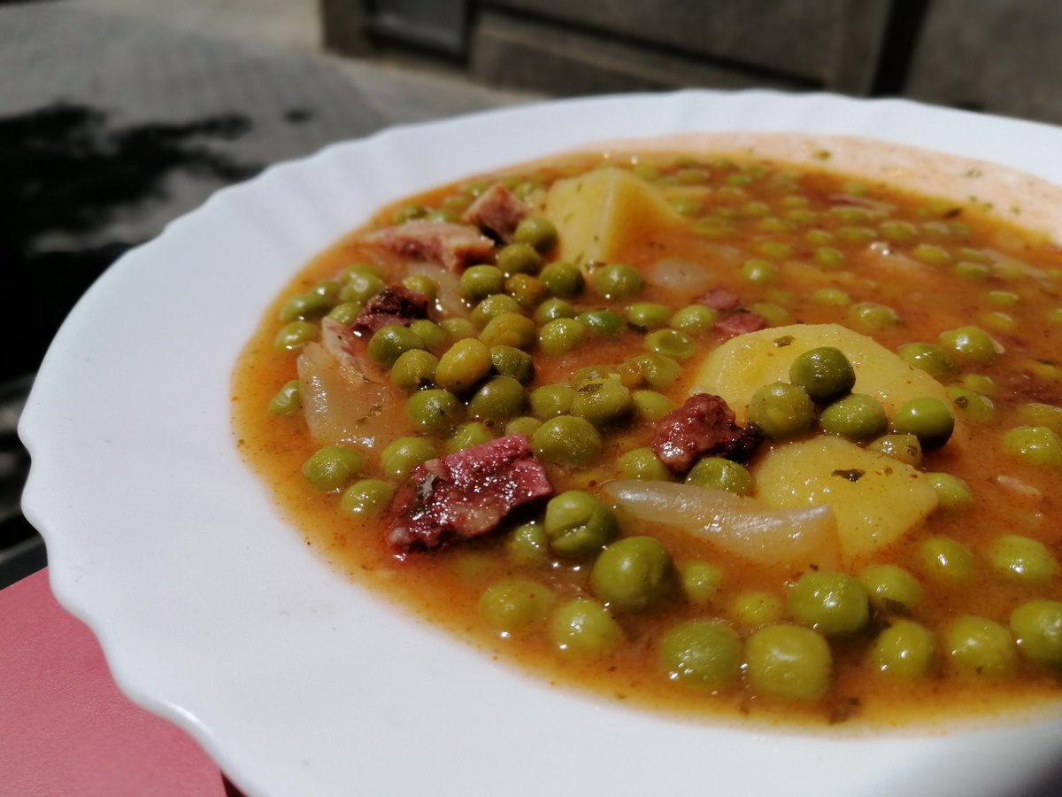 100vinagretes's tweet photo. Ens podeu ajudar?
Quin dels dos plats preferiu?

🔄 FIDEUS A LA CASSOLA VEGANS
❤️ PÈSOLS OFEGATS A LA CATALANA

(avui els tenim al menú) https://t.co/HJPBu8U8dM
