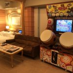 部屋の中に太鼓の達人が？!圧倒的な違和感しかないホテルがあった!