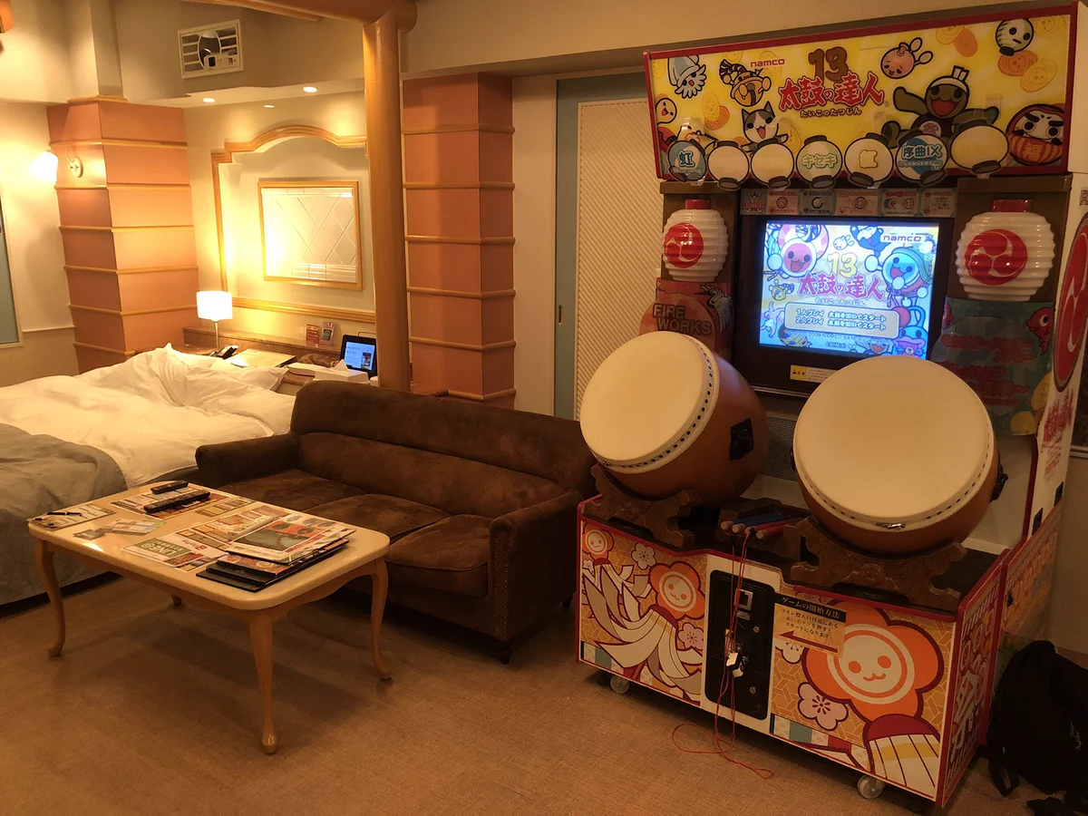 部屋の中に太鼓の達人が？！圧倒的な違和感しかないホテルがあった！！