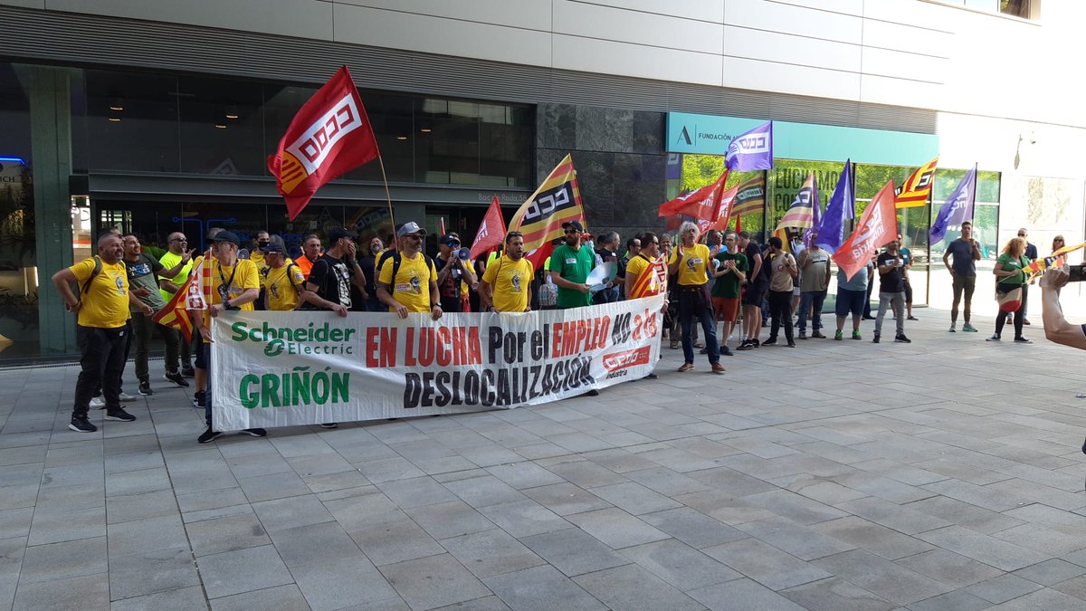 ccooendesa's tweet image. Con los compañeros y compañeras de #Scheneider en la sede de Barcelona.
Defendiendo los empleos y la industria.