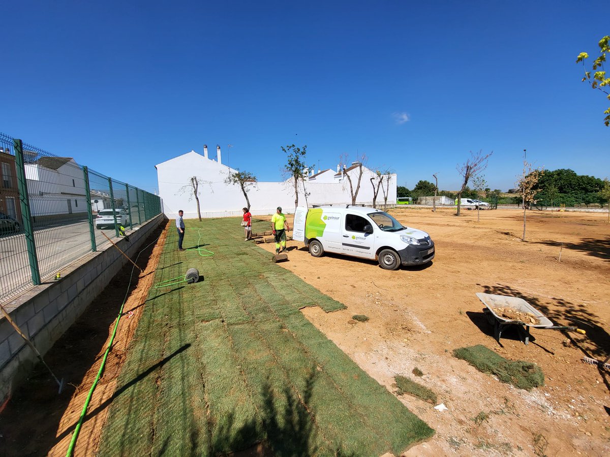 ElVisoDelAlcor_'s tweet image. 🌱Ha comenzado la instalación del césped natural junto a la piscina infantil. Una actuación que transformará al completo una zona que estaba en total desuso y que permitirá a la ciudadanía disfrutar de nuevas zonas verdes durante el verano.