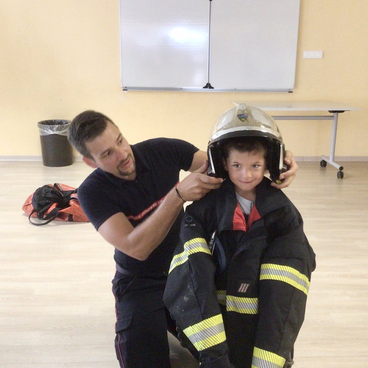 MtStJean2's tweet photo. Visite des pompiers de la caserne d’Antibes à l’école primaire pour la découverte du matériel de secours, devant un public conquis !
Merci à M. Boyer et M. Delafollie-Roque, parents de l’école et pompiers pour leur temps et leur disponibilité ! https://t.co/lFcNIVCBnV