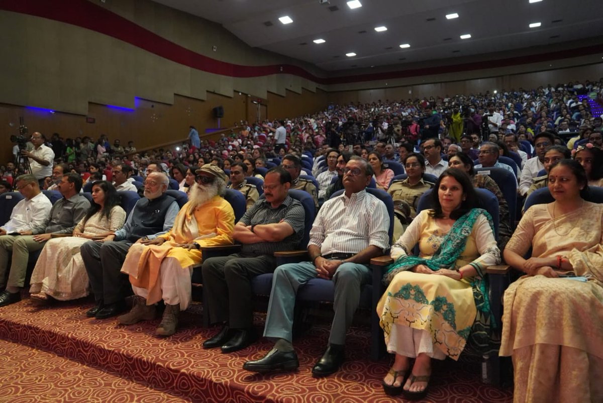 cpsavesoil's tweet photo. Government of Gujarat hosted an influencer event with 1000 participants at the Pt. Dindayal Upadhyay Auditorium. Members of the @GujaratPolice, @GCCIAhmedabad, IAS, IPS, and media houses attended the event. @SadhguruJV @dgpgujarat  @DrLavina_IPS #SaveSoilGujarat #SaveSoil https://t.co/du6kw4plG4